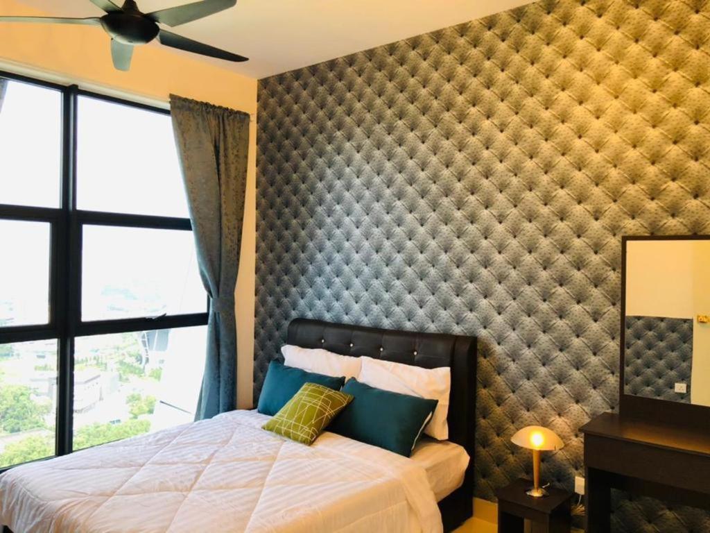 Апарт отель Arte Mont Kiara Куала-Лумпур Экстерьер фото A bedroom with wallpaper